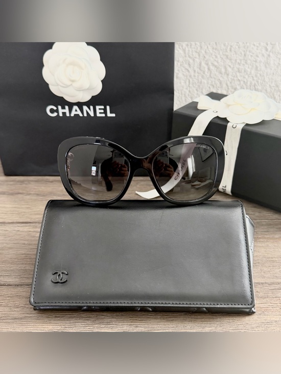 CHANEL Black Oversized Cat-Eye Sunglasses main image 6